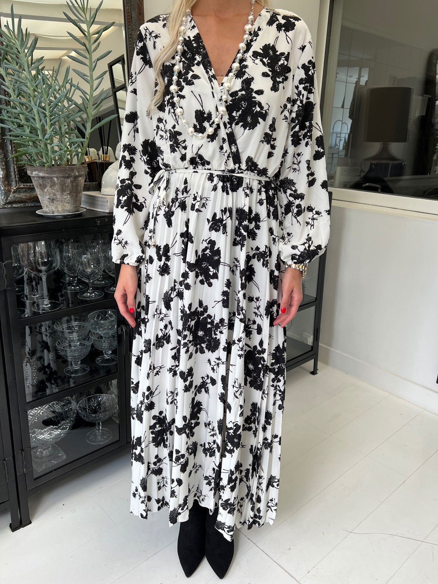 Marcella - Lång plus size klänning med veckad kjol